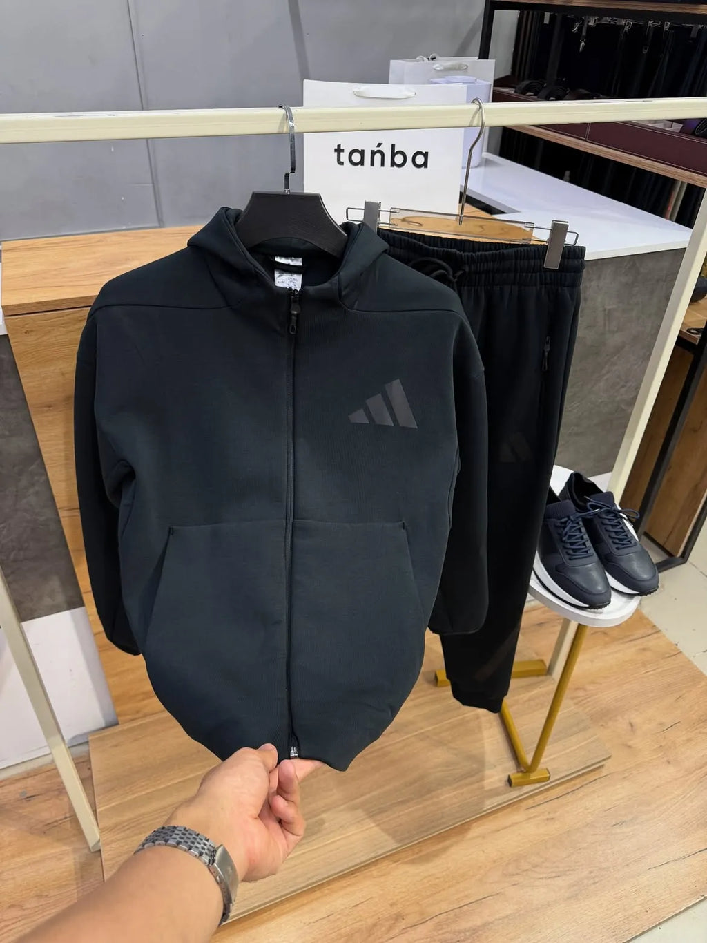 ترنج ميرور رجالي رياضي — جاكيت هودي وبنطلون